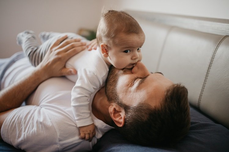 10 Things a Dad Can Do to Help a Postpartum Mom